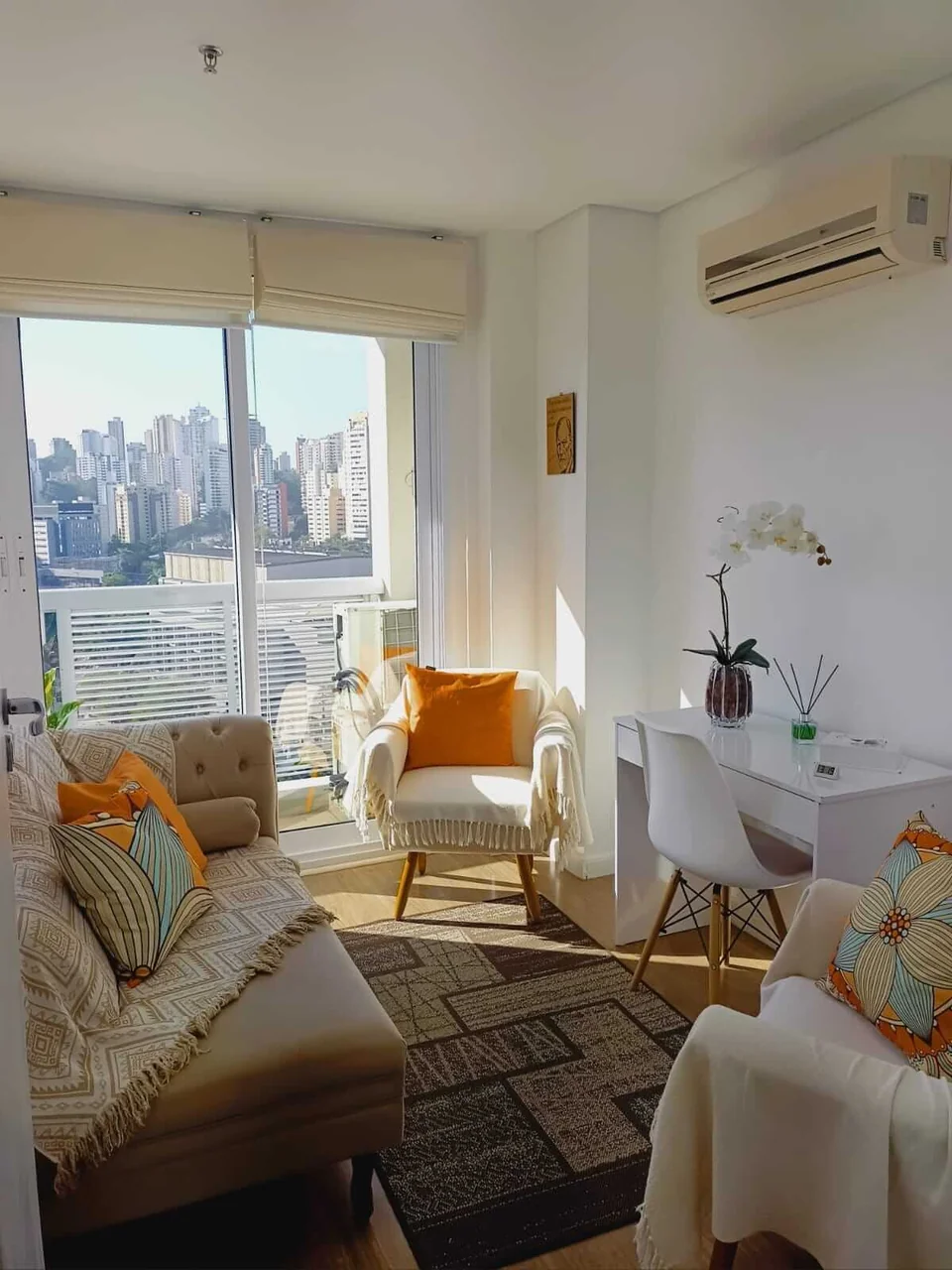 Sala de atendimento com sofá, poltronas e luz natural